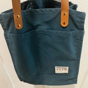 Feed market tote like new